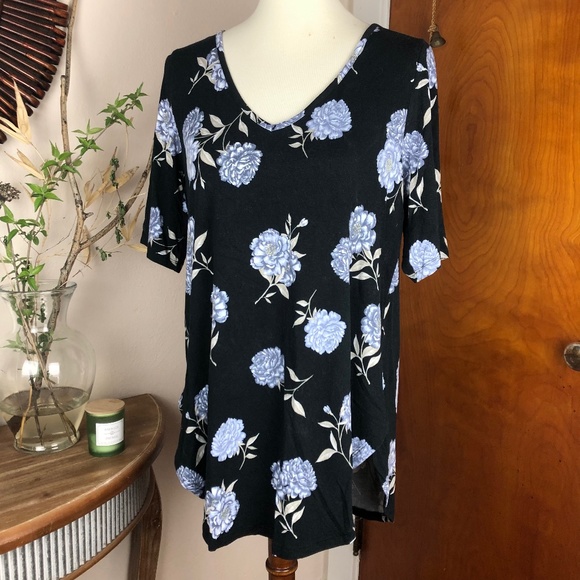 TORRID Super Soft Knits Floral Print Tee Black Blue Size Large - Picture 1 of 7
